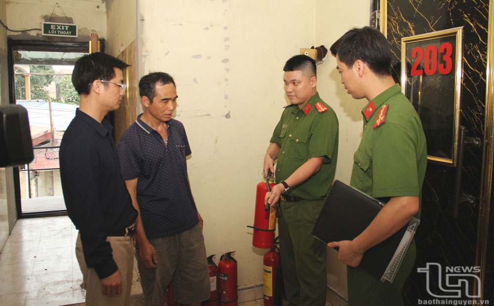Công an phường Thịnh Đán (TP. Thái Nguyên) kiểm tra, tuyên truyền về PCCC tại một cơ sở kinh doanh karaoke trên địa bàn.