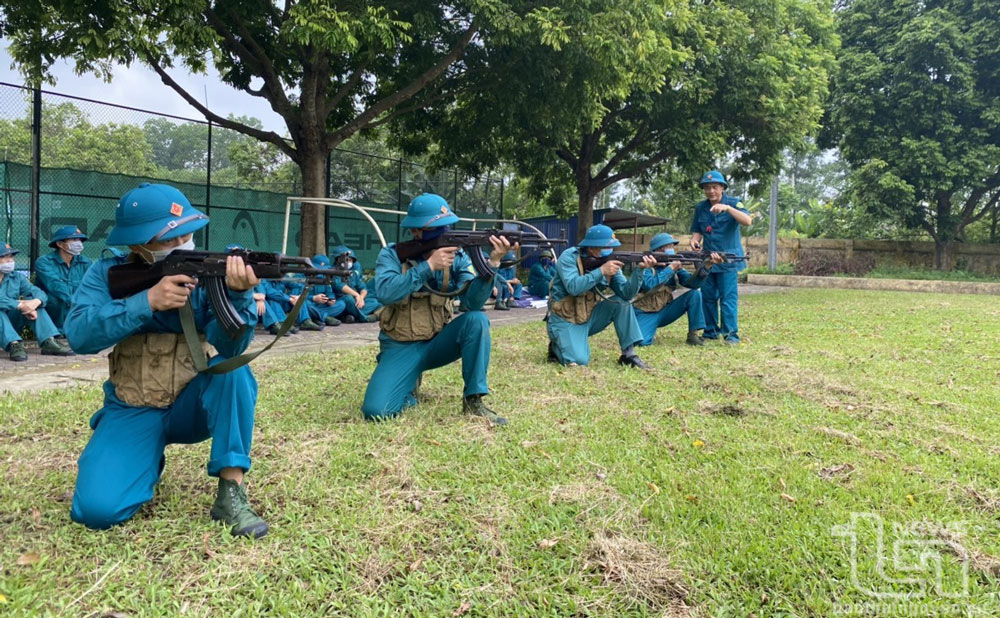 Lực lượng tự vệ Công ty CP Thương mại Thái Hưng thực hiện bài ngắm bắn bằng súng tiểu liên AK47.
