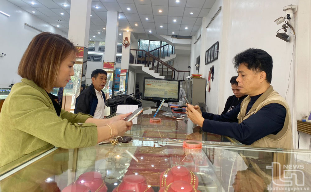 Giá vàng liên tục lập đỉnh: Người dân “hóng” diễn biến thị trường