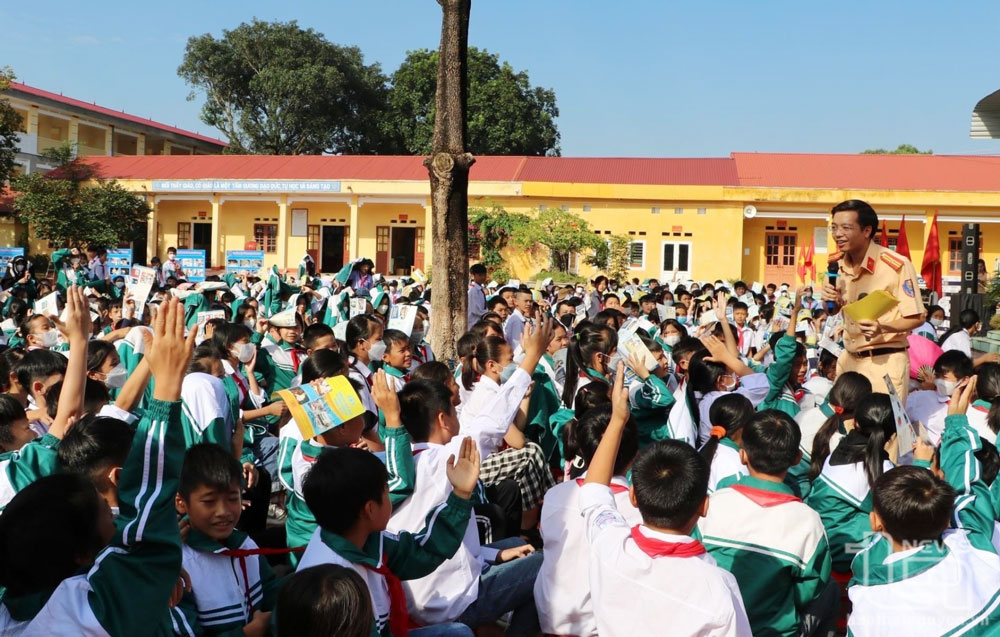 Lực lượng Cảnh sát giao thông tăng cường tuyên truyền cho học sinh, sinh viên trên địa bàn tỉnh về an toàn giao thông. Ảnh: Quang Huấn (Ban ATGT tỉnh)