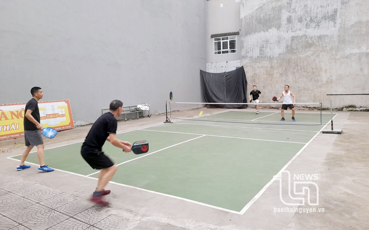 Pickleball là môn thể thao mới đang thu hút nhiều người chơi. Trong ảnh: Các vận động viên tập luyện tại sân thuộc tổ 10, phường Hoàng Văn Thụ (TP. Thái Nguyên)