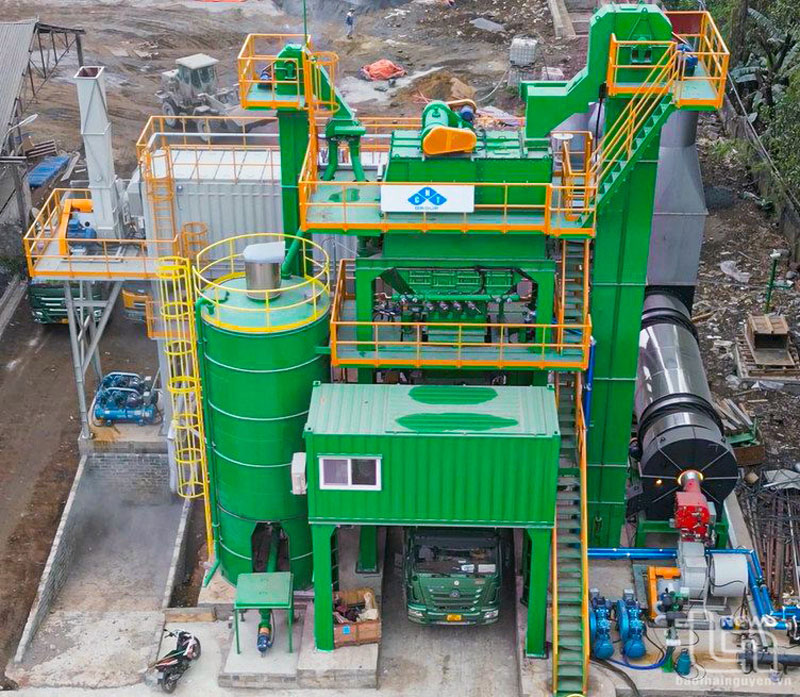 Nhà máy sản xuất bê tông nhựa Asphalt của Công ty CP CNT GROUP được nhập khẩu toàn bộ dây chuyền từ Hàn Quốc với công nghệ sản xuất mới nhất, thân thiện với trường.