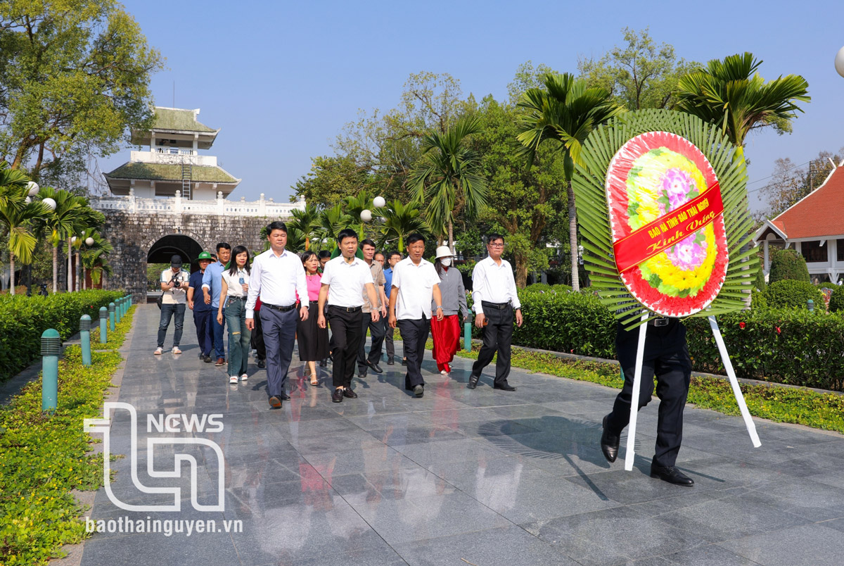 Đoàn đại biểu của Báo Thái Nguyên,dâng hương tưởng niệm các Anh hùng liệt sĩ tại Nghĩa trang liệt sĩ A1 Điện Biên Phủ.