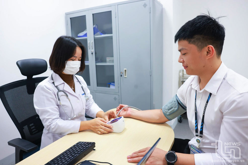 Với quan điểm con người là yếu tố quan trọng nhất, Samsung luôn quan tâm chăm lo đời sống, đảm bảo đầy đủ quyền và lợi ích hợp pháp của người lao động. Trong ảnh: Nhân viên SEVT được kiểm tra sức khỏe định kỳ.