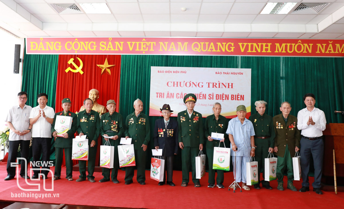 Lãnh đạo 2 Báo: Thái Nguyên và Điện Biên Phủ tặng quà các cựu chiến binh