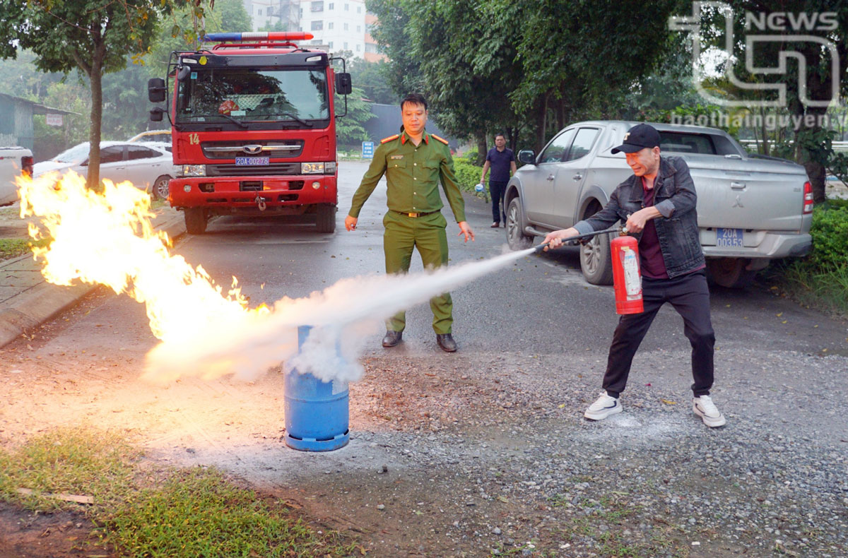Cư dân chung cư TBCO3 thực hành sử dụng bình chữa cháy dập lửa đám cháy do rò rỉ gas.