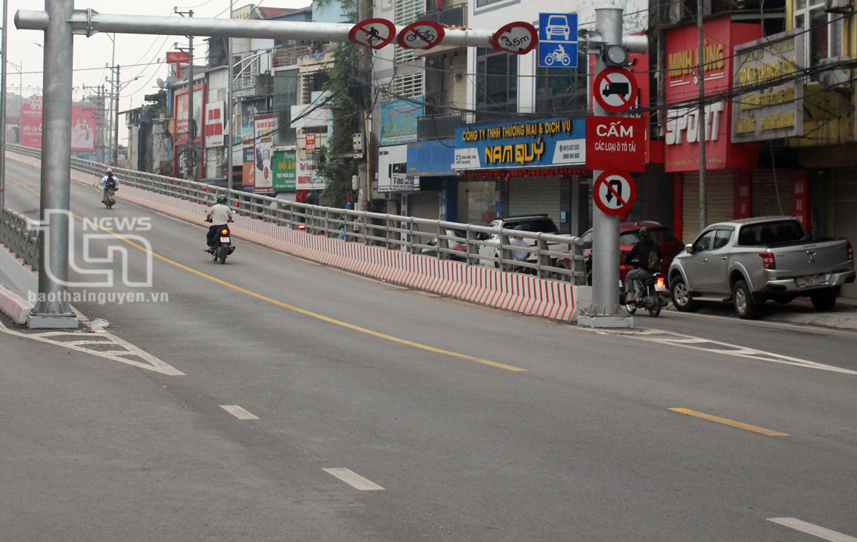Xử phạt 2 lái xe tải đi lên cầu vượt đường sắt Hà Nội - Thái Nguyên