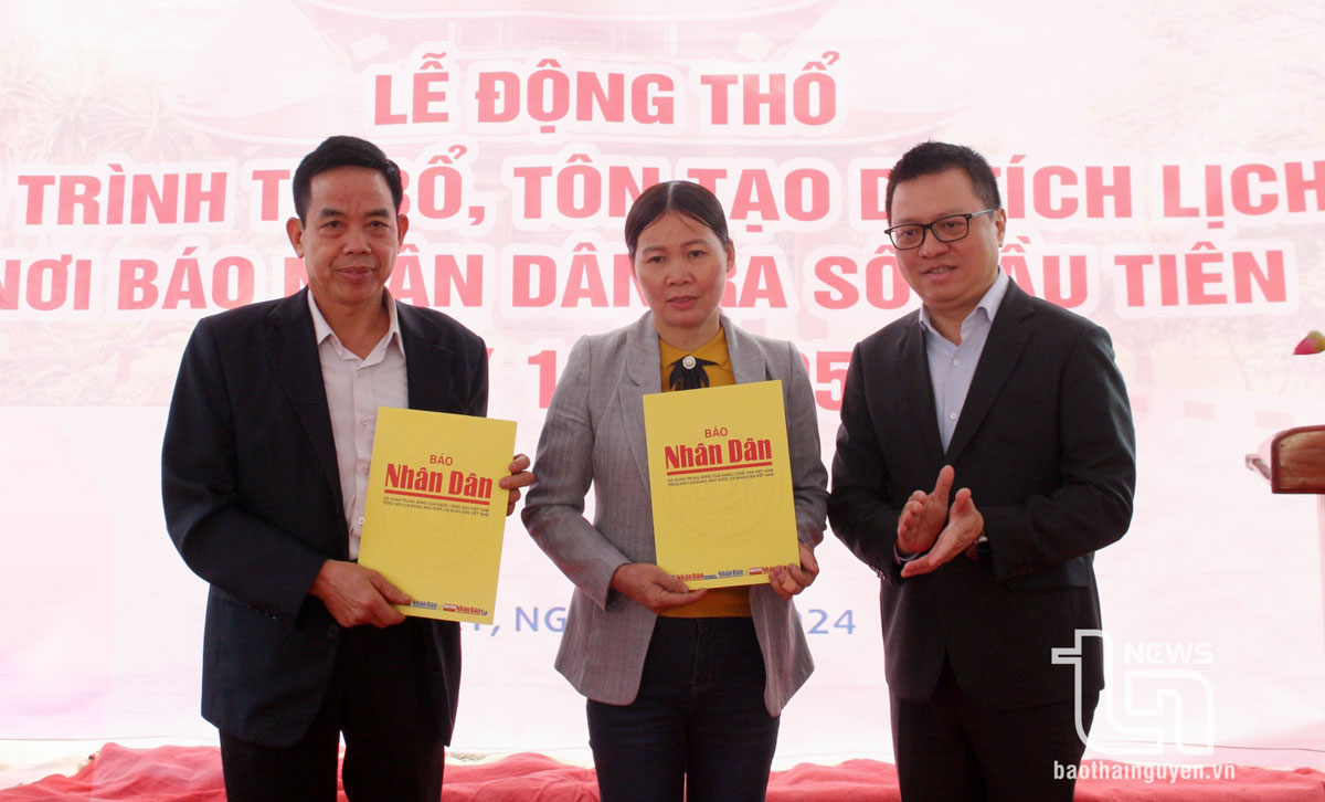 Đồng chí Lê Quốc Minh tặng quà cho chính quyền địa phương và người dân xã Quy Kỳ.