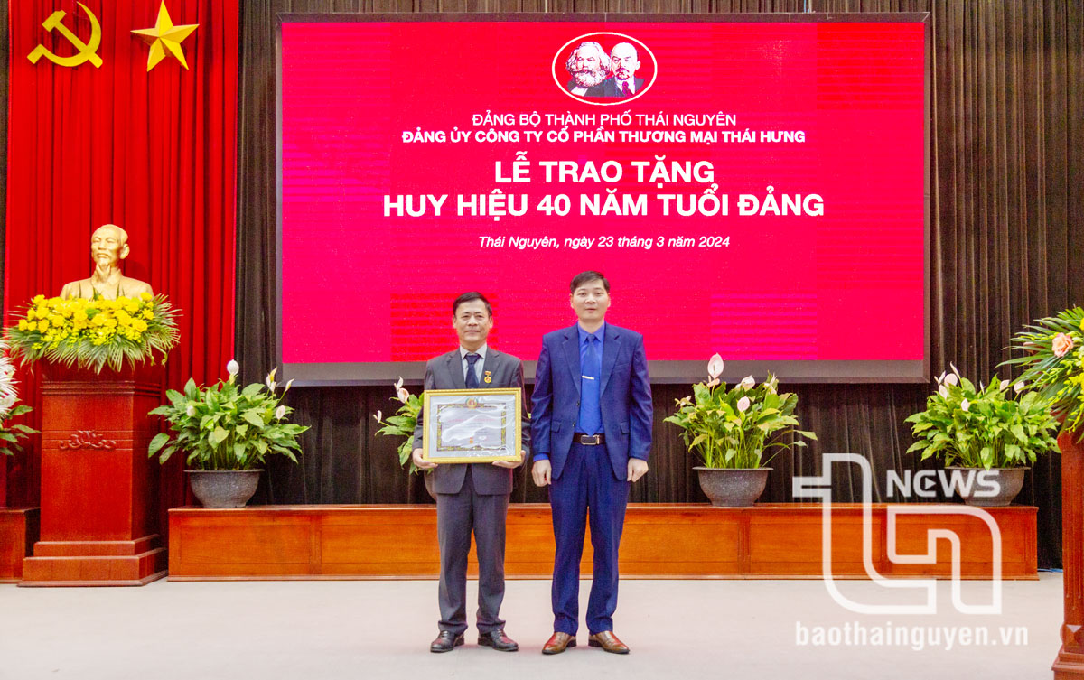 Đảng bộ Công ty Cổ phần Thương mại Thái Hưng:
 Tổ chức Lễ trao Huy hiệu 40 năm tuổi Đảng cho đảng viên