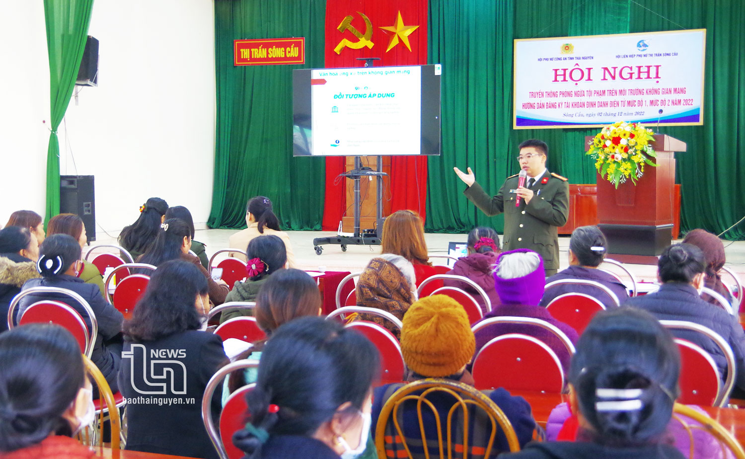 Cán bộ Phòng An ninh mạng và phòng, chống tội phạm sử dụng công nghệ cao (Công an tỉnh) tuyên truyền tới người dân thị trấn Sông Cầu (Đồng Hỷ) về kỹ năng phòng ngừa tội phạm trên không gian mạng.