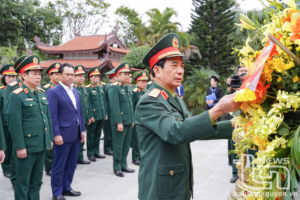 Đại tướng Phan Văn Giang dâng hương tưởng niệm Chủ tịch Hồ Chí Minh tại ATK Định Hóa