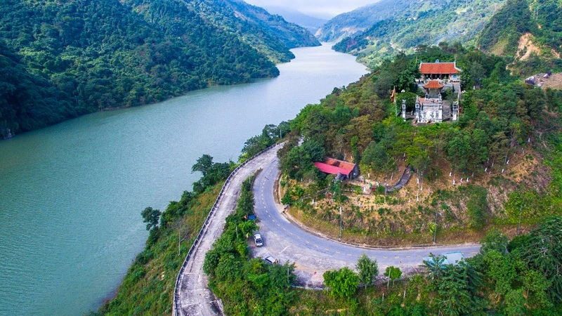 Đến thờ vua Lê Thái Tổ nơi được lắp đặt bảng gắn chíp của dự án Yêu lắm Việt Nam.
