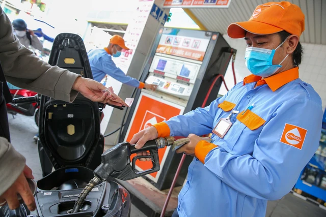 Giá xăng bật tăng trở lại, RON 95 vượt 20 ngàn đồng/lít