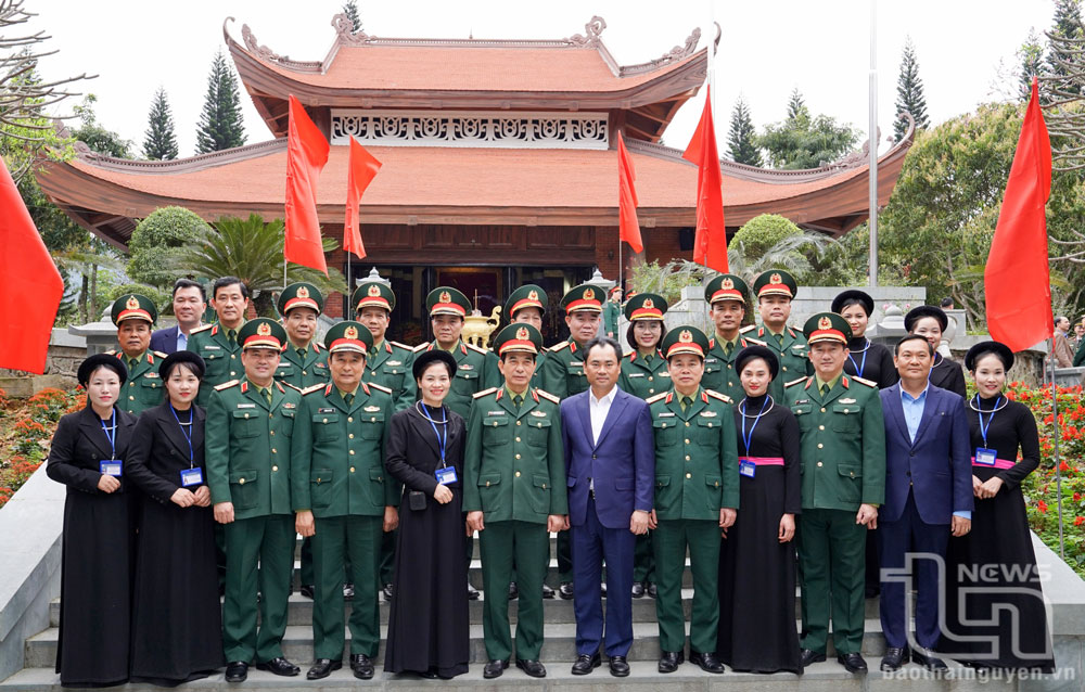 Các đại biểu chụp hình lưu niệm.