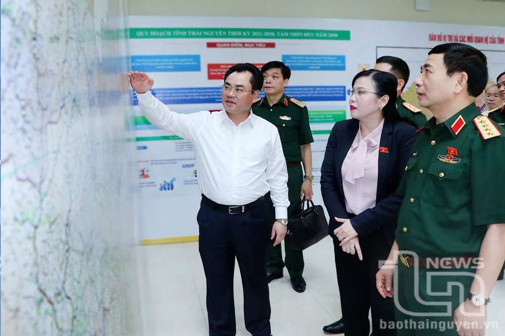 Lãnh đạo tỉnh Thái Nguyên giới thiệu và báo cáo tiến độ triển khai Quy hoạch tỉnh Thái Nguyên với các đồng chí lãnh đạo Trung ương.