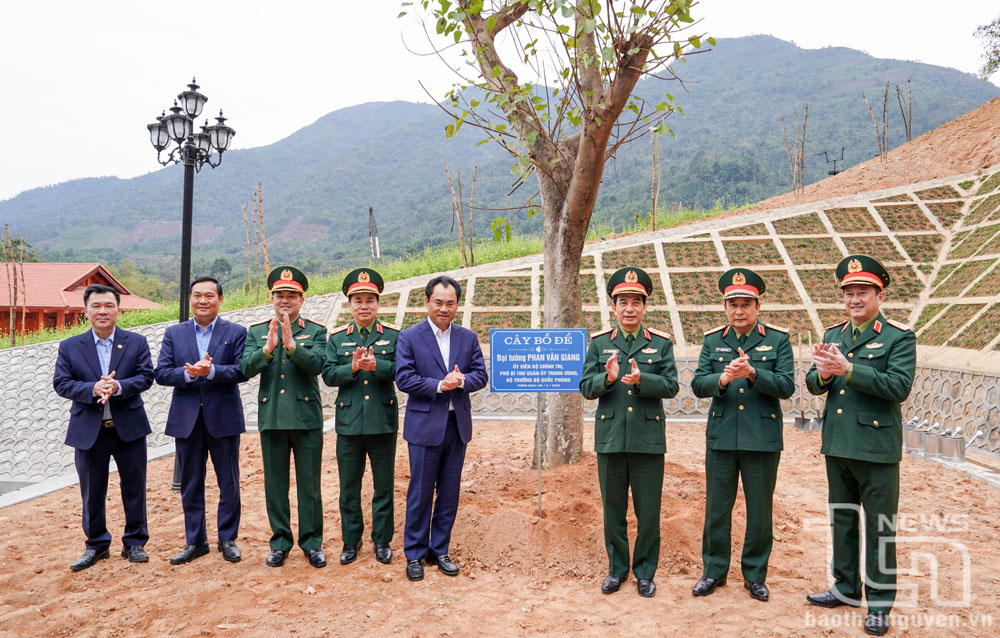 Các đại biểu trồng cây tại khu Di tích lịch sử địa điểm đồi Pụ Đồn.