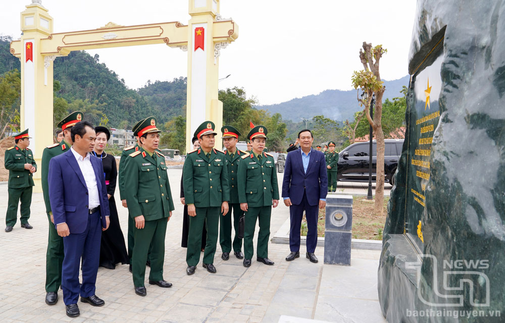 Các đại biểu tham quan khu Di tích lịch sử địa điểm đồi Pụ Đồn.