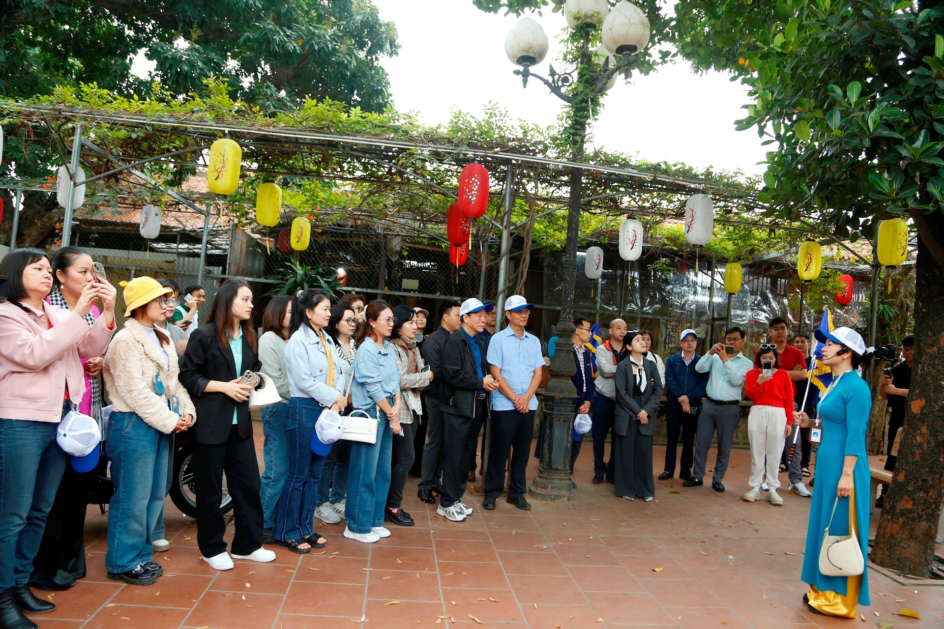 Đoàn khảo sát nghe giới thiệu về chùa Mía. Ảnh: Linh Tâm