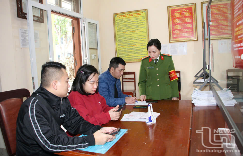 Cán bộ Công an phường Quang Trung hướng dẫn người dân thực hiện các thủ tục hành chính, trong đó có đăng ký cư trú.