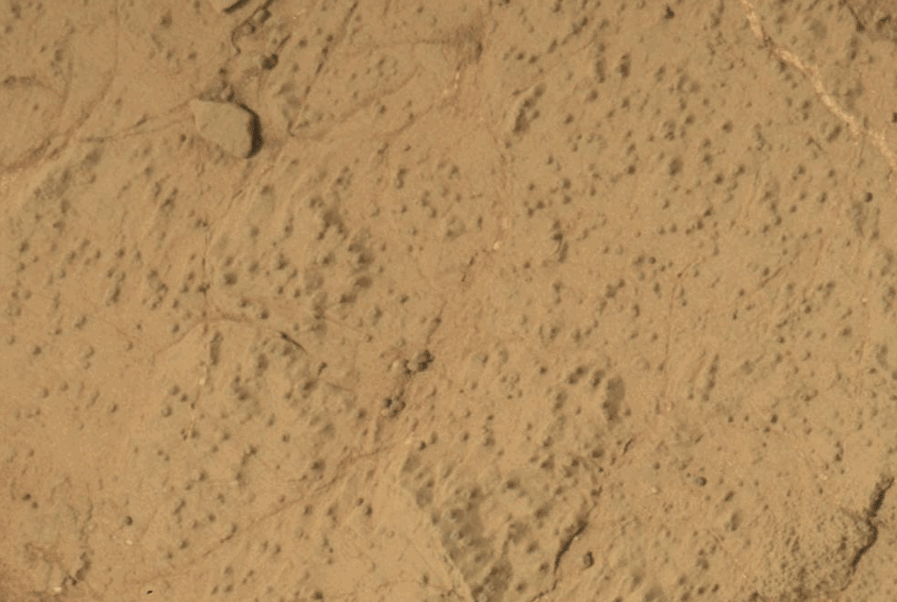 Tàu thăm dò Curiosity của NASA đã khoan vào mục tiêu đá có tên Cumberland trong ngày thứ 279 trên sao Hỏa (gọi là sol 279) trong quá trình làm việc của tàu trên hành tinh đỏ (tương ứng ngày 19/5/2013) và thu thập một mẫu bột từ bên trong lớp đá. (Nguồn: NASA)