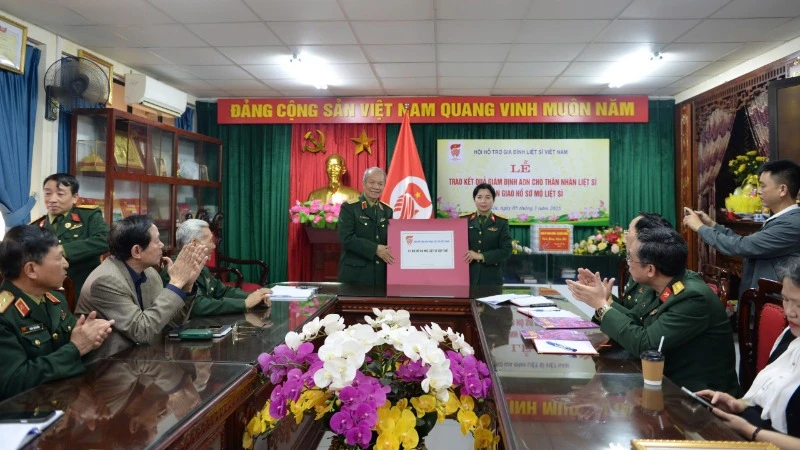 Bàn giao kết quả giám định ADN hài cốt liệt sĩ và hồ sơ mộ liệt sĩ