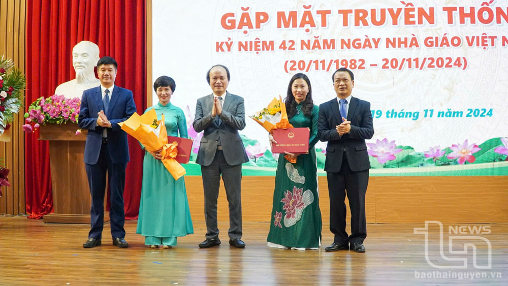 GS.TS Phạm Hồng Quang, Bí thư Đảng ủy, Chủ tịch Hội đồng Đại học Thái Nguyên, trao chứng nhận công nhận đạt tiêu chuẩn chức danh Phó Giáo sư cho Tiến sĩ, Bác sĩ Lê Thị Hương Lan, Phó Giám đốc Bệnh viện Trung ương Thái Nguyên và Tiến sĩ, Bác sĩ Bùi Thị Thu Hương, Phó Trưởng bộ môn Sinh Hóa (Trường Đại học Y - Dược), Trưởng khoa Miễn dịch - Di truyền - phân tử.