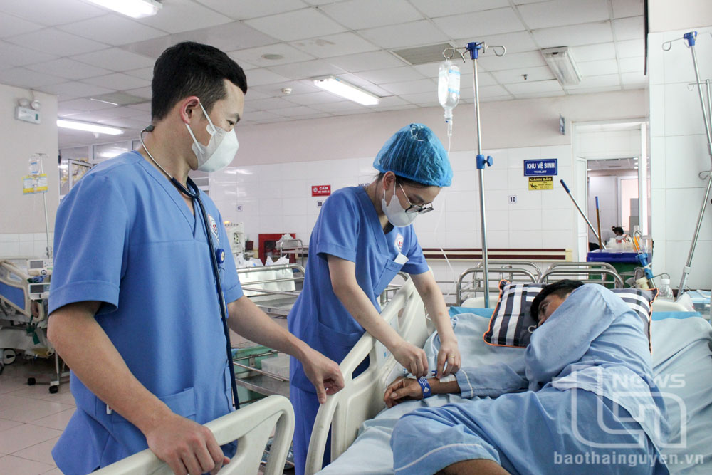 Hai anh em ruột nhập viện cấp cứu nghi ngờ do uống thuốc nam