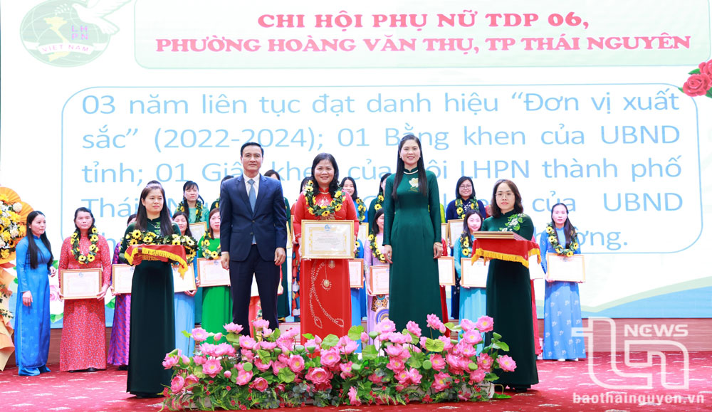 Đồng chí Trưởng Ban Tuyên giáo và Dân vận Tỉnh ủy Vũ Duy Hoàng cùng lãnh đạo Hội Liên hiệp Phụ nữ tỉnh trao phần thưởng tặng các tập thể, cá nhân có thành tích xuất sắc trong các phong trào thi đua.