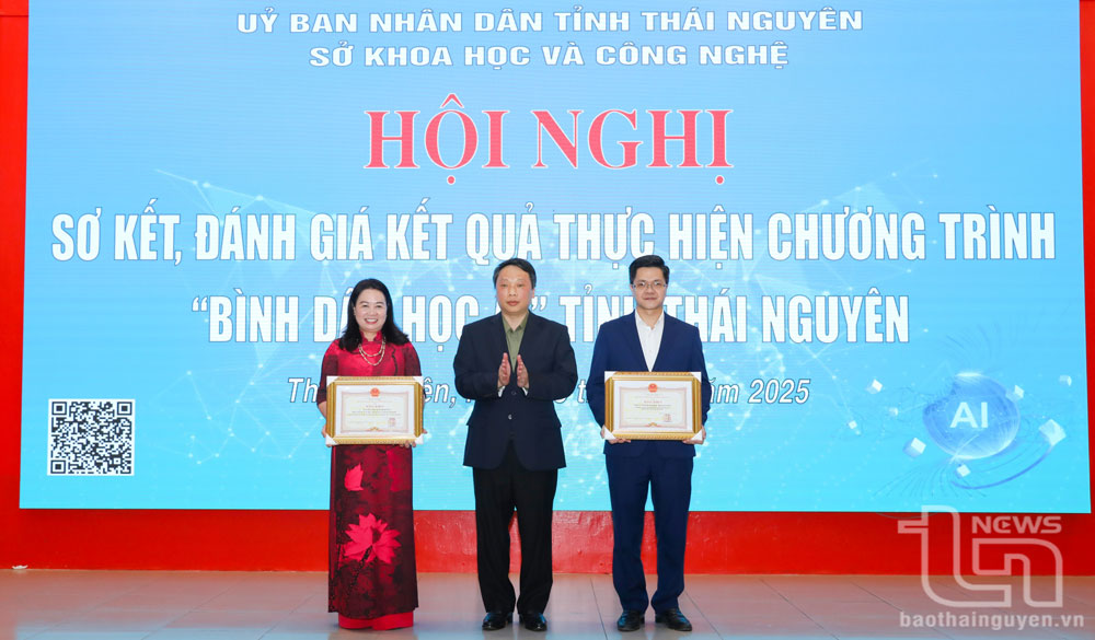 Đồng chí Chủ tịch UBND tỉnh tặng Bằng khen cho 2 cá nhân