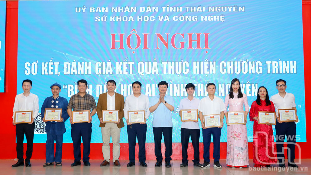 Giám đốc Sở Khoa học - Công nghệ cũng tặng Giấy khen cho 10 cá nhân có thành tích tiêu biểu trong