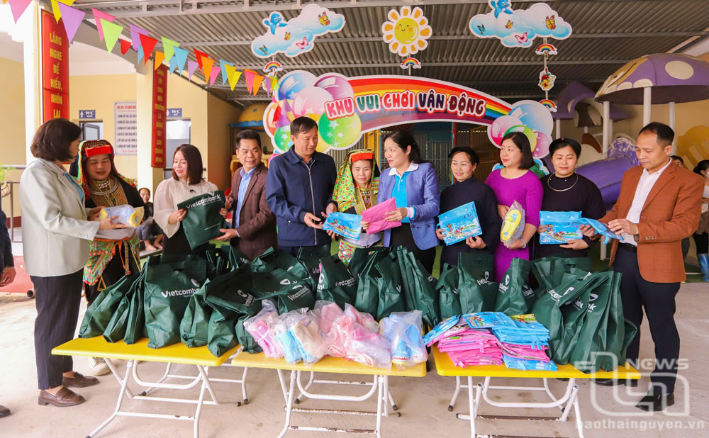 Hội Liên hiệp Phụ nữ tỉnh kết nối huy động được trên 400 triệu đồng tặng quà cho học sinh mầm non, tiểu học trên địa bàn huyện Võ Nhai.