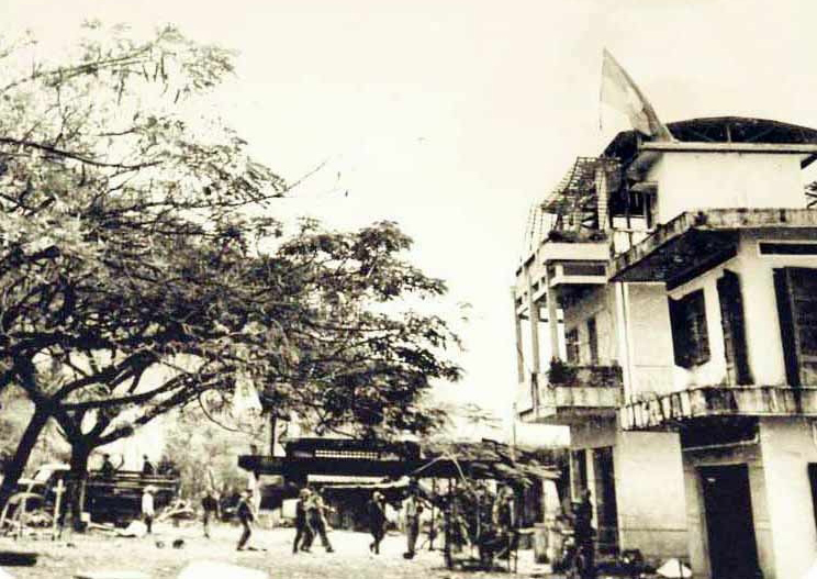 Cờ Mặt trận Dân tộc giải phóng miền Nam Việt Nam tung bay tại Phước Long ngày 6-1-1975 - Ảnh: qdnd.vn