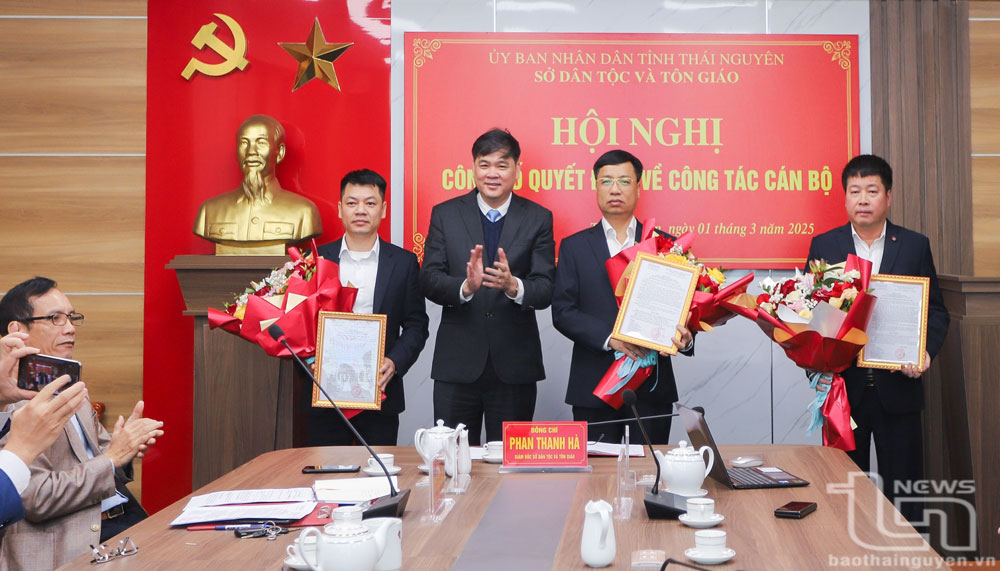 Giám đốc Sở Dân tộc và Tôn giáo Phan Thanh Hà trao các quyết định của UBND tỉnh Thái Nguyên về việc bổ nhiệm ba đồng chí Phó Giám đốc Sở.