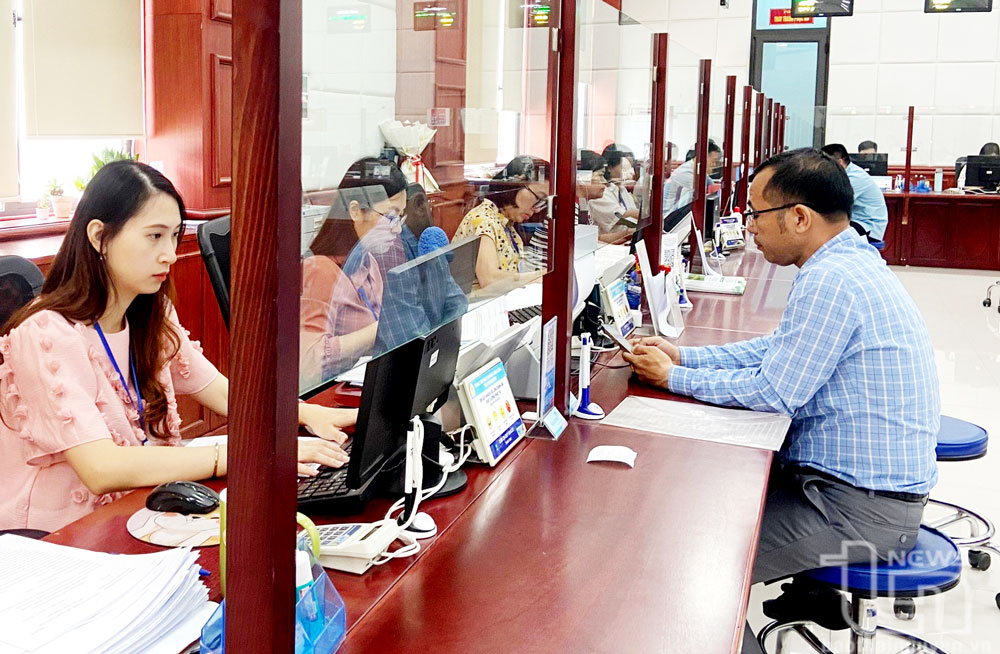 Người dân đến giải quyết thủ tục hành chính trong lĩnh vực công thương tại Trung tâm Phục vụ hành chính công của tỉnh.
