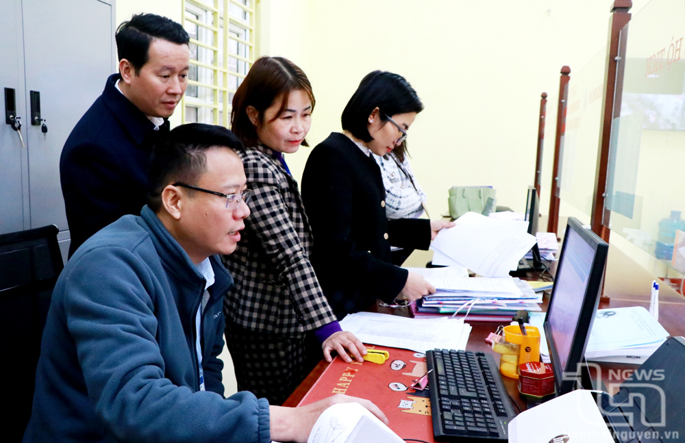 Đoàn kiểm tra công vụ, công tác cải cách hành chính của tỉnh kiểm tra tại Bộ phận một cửa của UBND phường Cam Giá (TP. Thái Nguyên).
