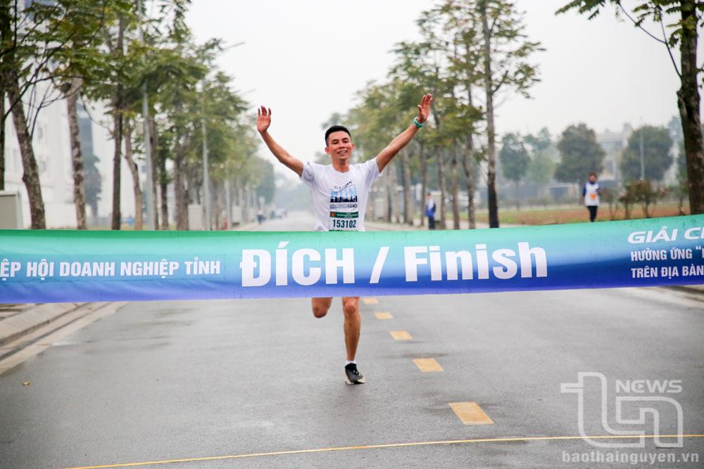 Vận động viên Nguyễn Văn Dũng, Trường THPT Lương Phú (Phú Bình), về nhất nội dung chạy 5.000m.