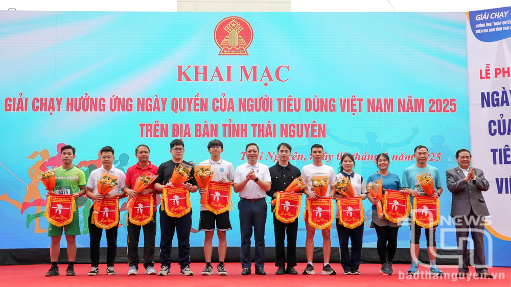Ban Tổ chức trao Cờ lưu niệm cho các đơn vị tham gia Giải chạy.