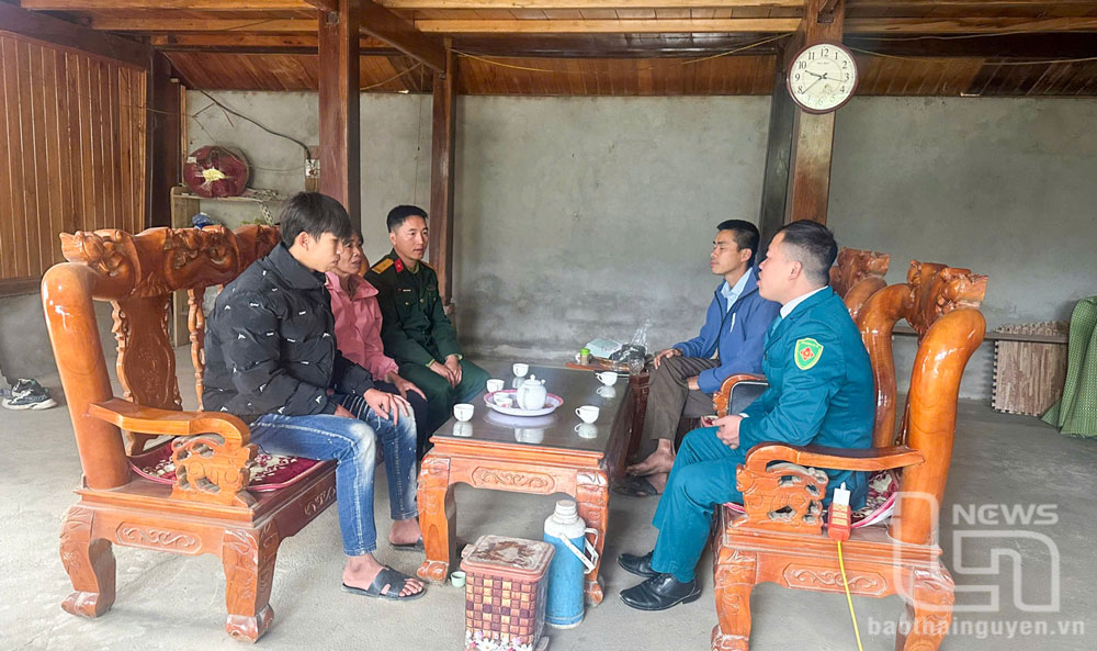 Đồng chí Hoàng Trường Phi (ngoài cùng bên phải) thường xuyên đến các hộ đồng bào dân tộc thiểu số trong xã để tuyên truyền, phổ biến pháp luật.