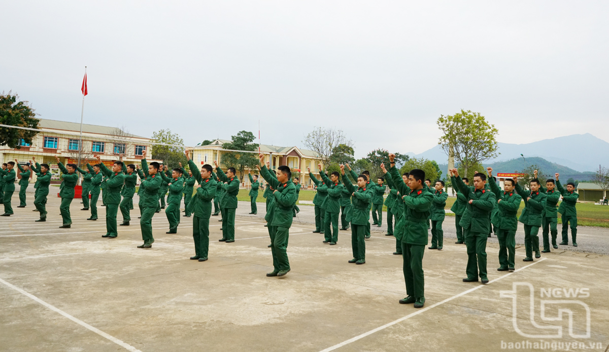 Chiến sĩ mới tại Trung đoàn 832 học các vũ điệu tập thể trong Quân đội.