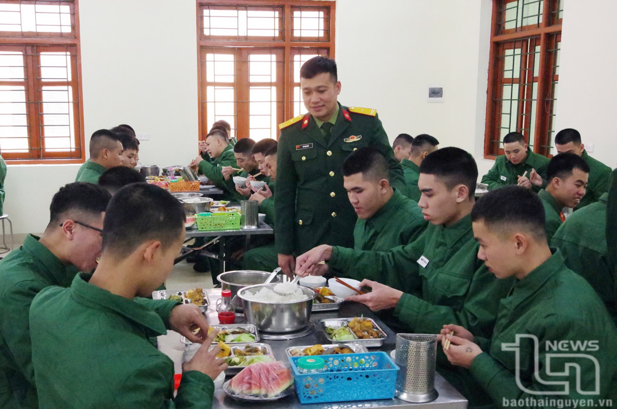 Bên cạnh chương trình học tập, rèn luyện, chế độ sinh hoạt của chiến sĩ mới cũng được các đơn vị quan tâm đảm bảo. Trong ảnh: Bữa cơm của chiến sĩ mới tại Lữ đoàn Thông tin 601.