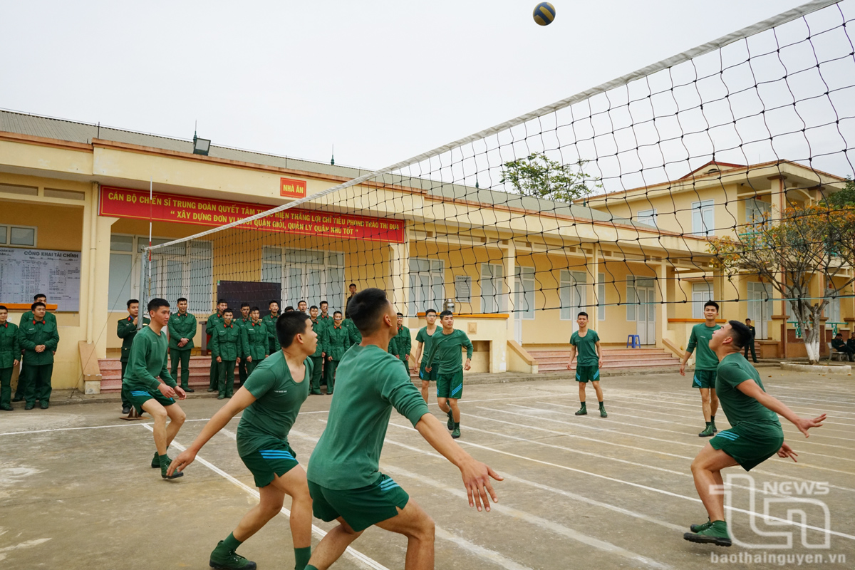 Nhiều hoạt động thể dục, thể thao cũng được các đơn vị tổ chức nhằm giúp chiến sĩ mới rèn luyện thể lực, kết nối tinh thần đồng đội. Trong ảnh: Chiến sĩ mới tại Trung đoàn 832 chơi bóng chuyền trong giờ nghỉ.