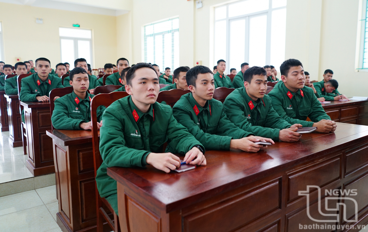 Một trong những nội dung học tập đầu tiên khi chiến sĩ mới nhập ngũ là giáo dục chính trị. Trong ảnh: Chiến sĩ mới tại Trung đoàn 832 (Bộ Chỉ huy Quân sự tỉnh) tham gia sinh hoạt chính trị và văn hóa tinh thần.