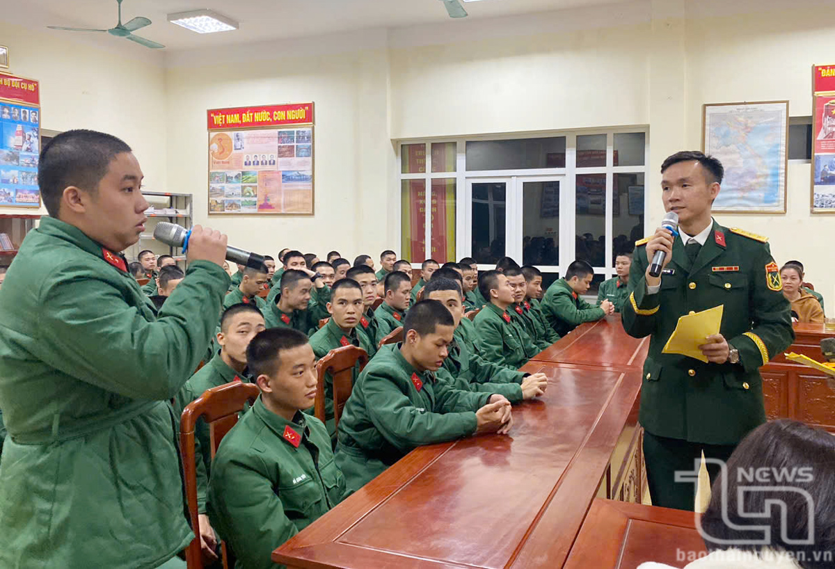 Để giúp chiến sĩ mới hòa nhập nhanh với môi trường quân đội, Tiểu đoàn 3 (Lữ đoàn Pháo binh 382, Quân khu 1) tổ chức giao lưu giữa cán bộ, chiến sĩ cũ với chiến sĩ mới.