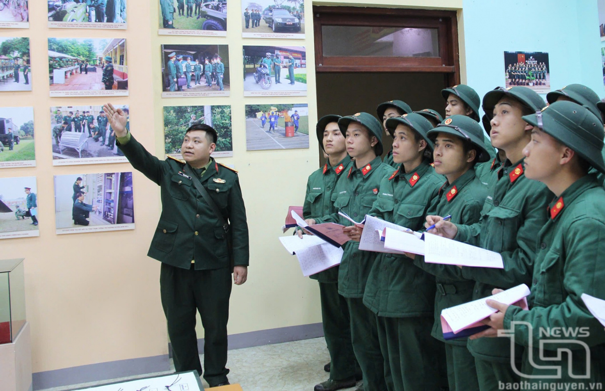Lữ đoàn Thông tin 601 (Quân khu 1) tổ chức cho chiến sĩ mới nhập ngũ học tập, tham quan phòng truyền thống của đơn vị.