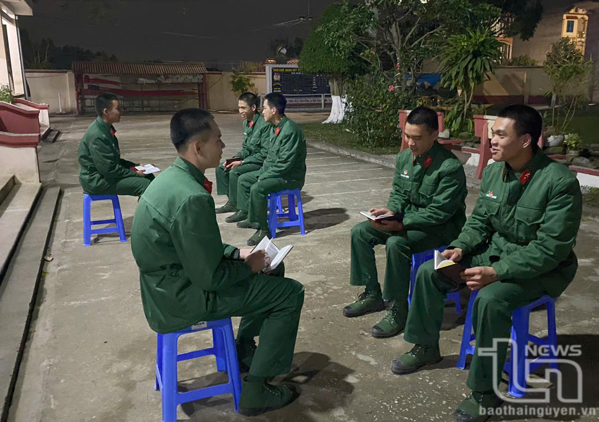 Mô hình Tổ 3 người là giải pháp hiệu quả trong việc giúp chiến sĩ mới ổn định tư tưởng, làm quen với môi trường quân đội và học tập, huấn luyện. Trong ảnh: Chiến sĩ mới tại Lữ đoàn Pháo binh 382 sinh hoạt Tổ 3 người.