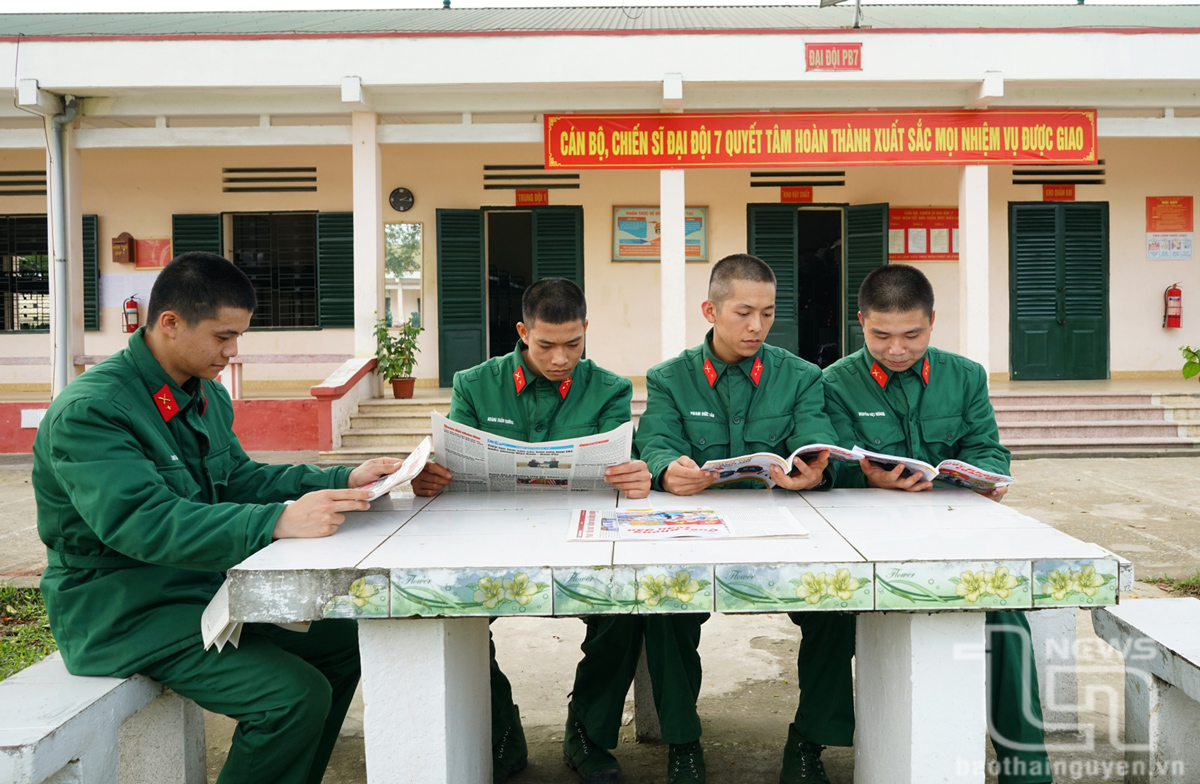 Chiến sĩ mới tại Lữ đoàn Pháo binh 382 đọc sách, báo trong giờ nghỉ giải lao.