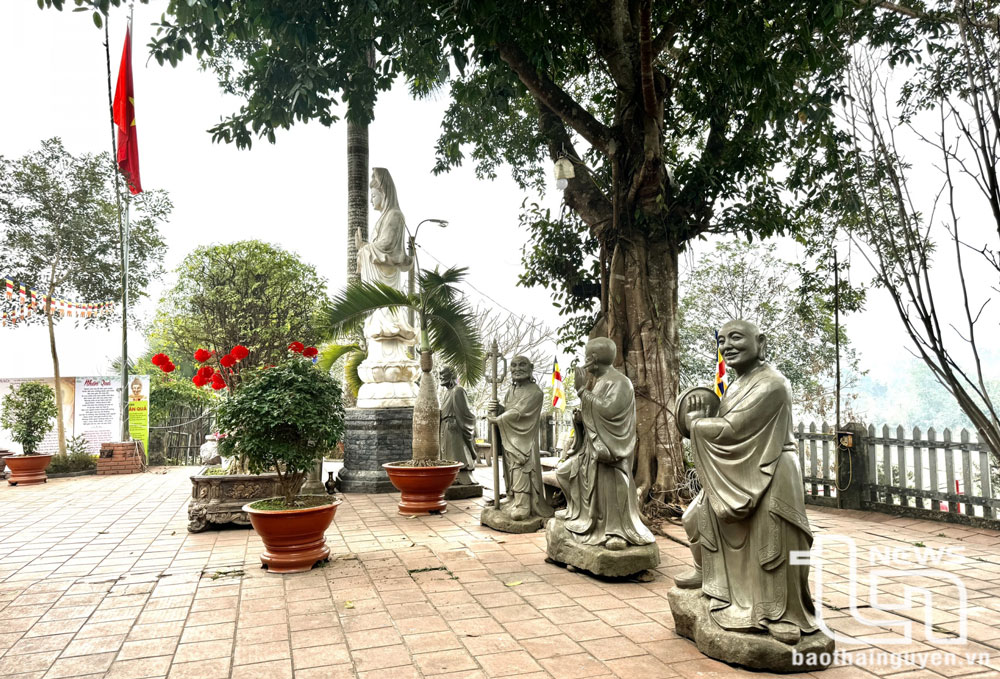 Tượng Phật và các vị La hán ở chùa Y Na.