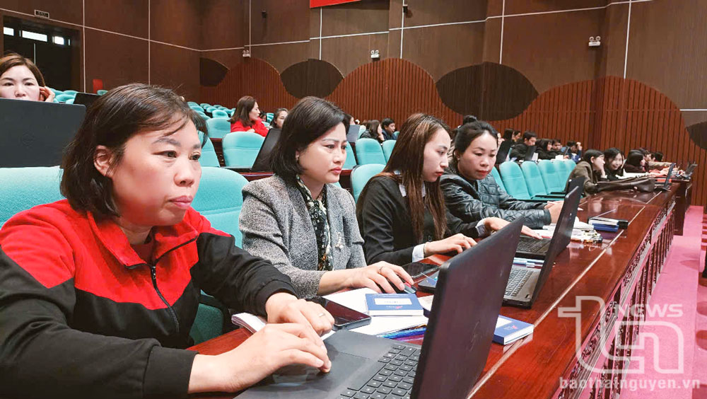 Cán bộ, giáo viên của huyện Đồng Hỷ tham gia lớp tập huấn về chuyển đổi số.