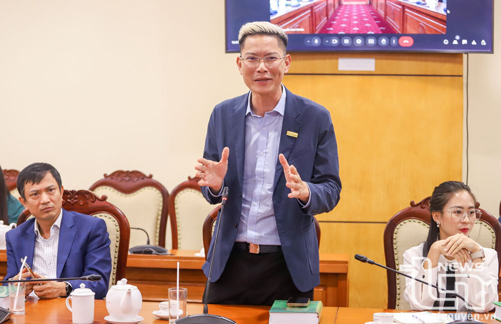 Một chuyên gia chia sẻ tại buổi làm việc.