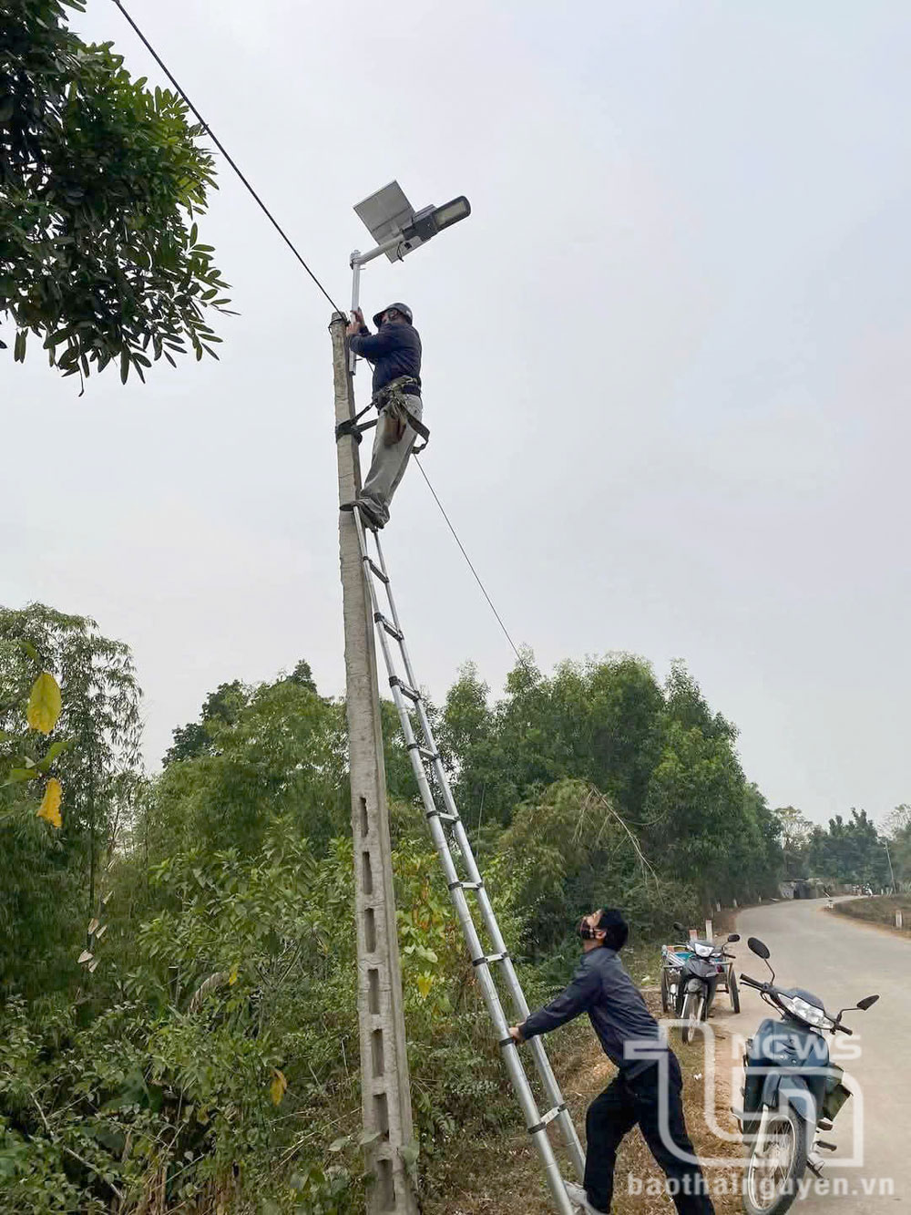 Xã Đào Xá (Phú Bình) lắp đặt đèn chiếu sáng trên đoạn đường thường xảy ra tai nạn để bảo đảm an toàn giao thông.